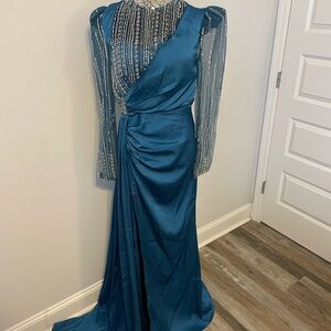 Elegant Blue Evening Gown with Beaded Sleeves